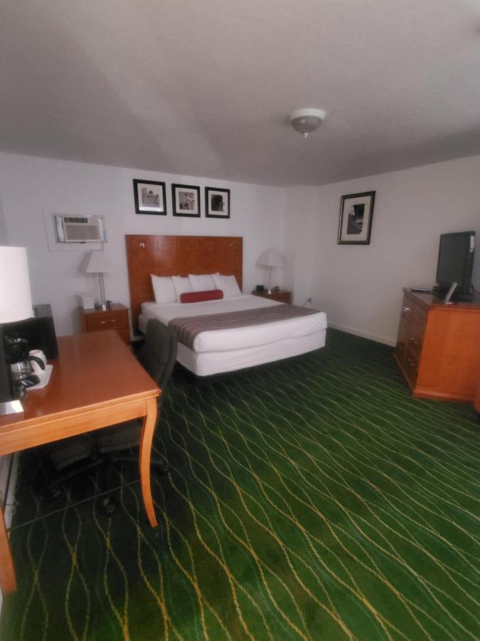 Bayview Lakefront Inn Saint Ignace Εξωτερικό φωτογραφία