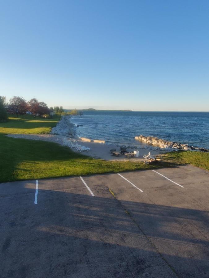 Bayview Lakefront Inn Saint Ignace Εξωτερικό φωτογραφία