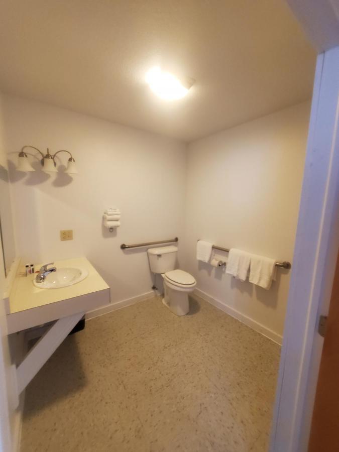 Bayview Lakefront Inn Saint Ignace Εξωτερικό φωτογραφία